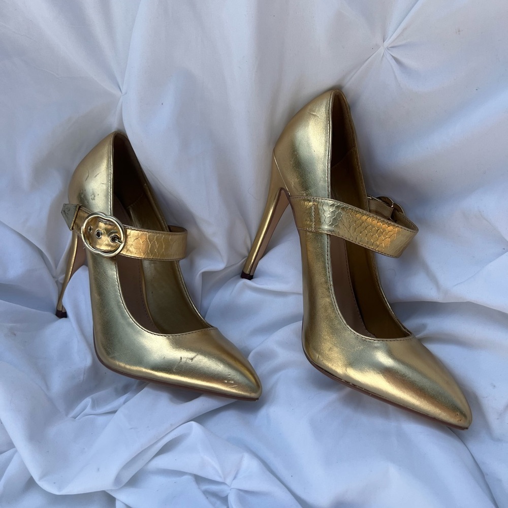 Elegant Gold Metallic Heels with Pointed Toe